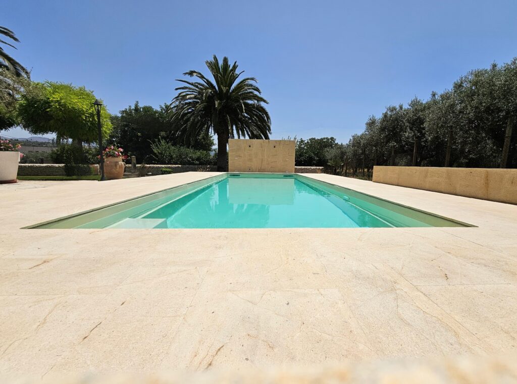 Bordo piscina in pietra dorata siciliana 