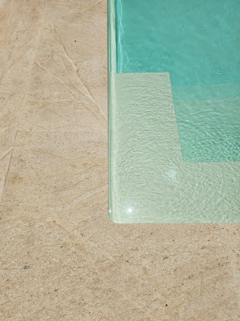 Bordo piscina in pietra dorata siciliana