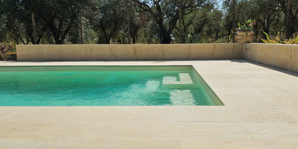 Bordo piscina in pietra dorata siciliana 