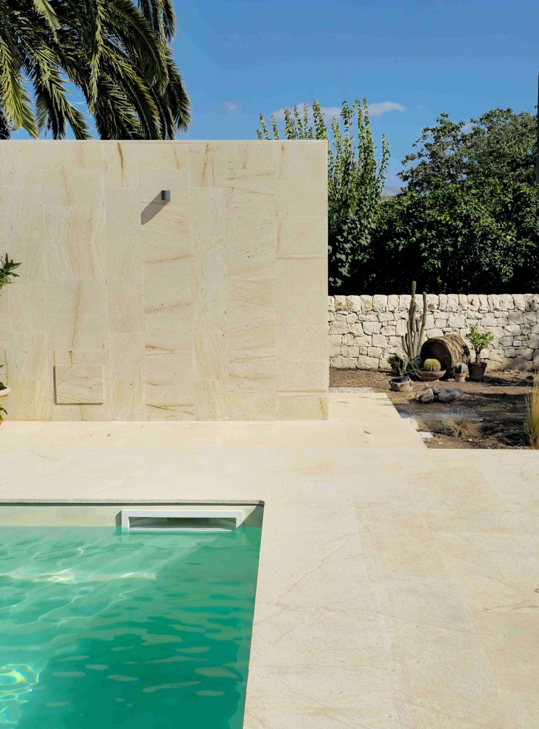 L’Uso della Pietra: Bellezza e Funzionalità in Piscina